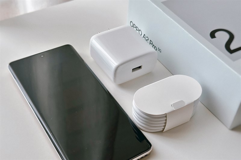 Bên trong còn có nhiều món phụ kiện đi kèm với OPPO A2 Pro 5G Bên trong còn có nhiều món phụ kiện đi kèm với OPPO A2 Pro 5G