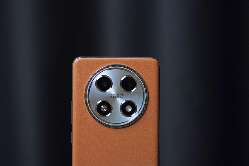 Cụm camera chính là điểm nổi bật nhất trên thiết kế của OPPO A2 Pro 5G Cụm camera chính là điểm nổi bật nhất trên thiết kế của OPPO A2 Pro 5G
