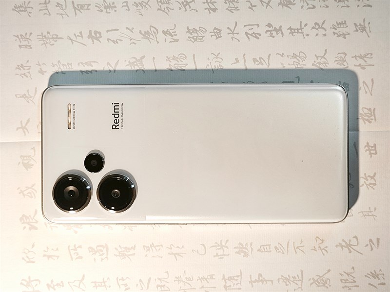 Phiên bản thường của Redmi Note 13 Pro+ sử dụng mặt lưng bóng màu Trắng hoặc Đen Phiên bản thường của Redmi Note 13 Pro+ sử dụng mặt lưng bóng màu Trắng hoặc Đen