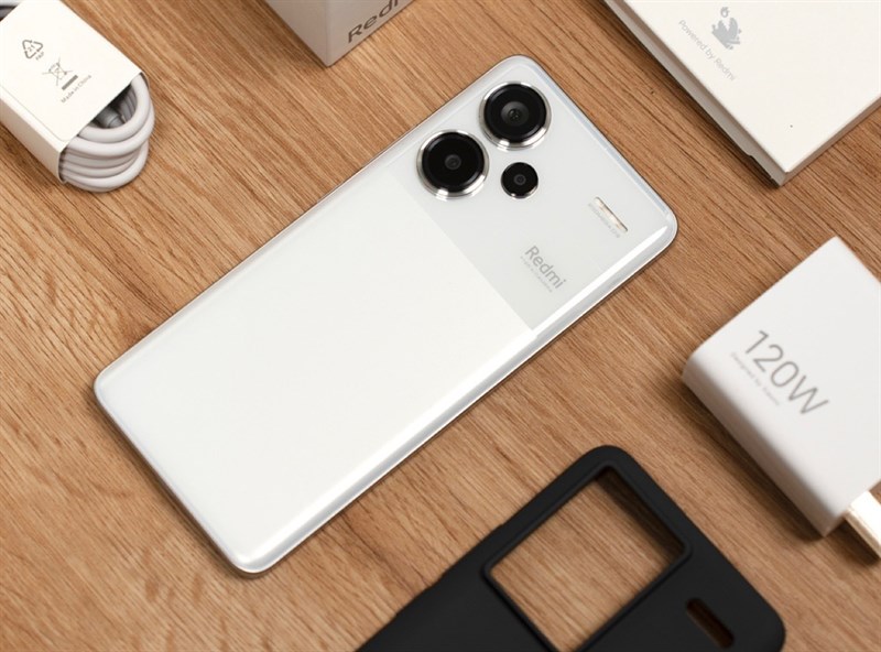 Redmi Note 13 Pro+ vẫn được đi kèm với đầy đủ những món phụ kiện cần thiết như củ sạc, ốp lưng Redmi Note 13 Pro+ vẫn được đi kèm với đầy đủ những món phụ kiện cần thiết như củ sạc, ốp lưng