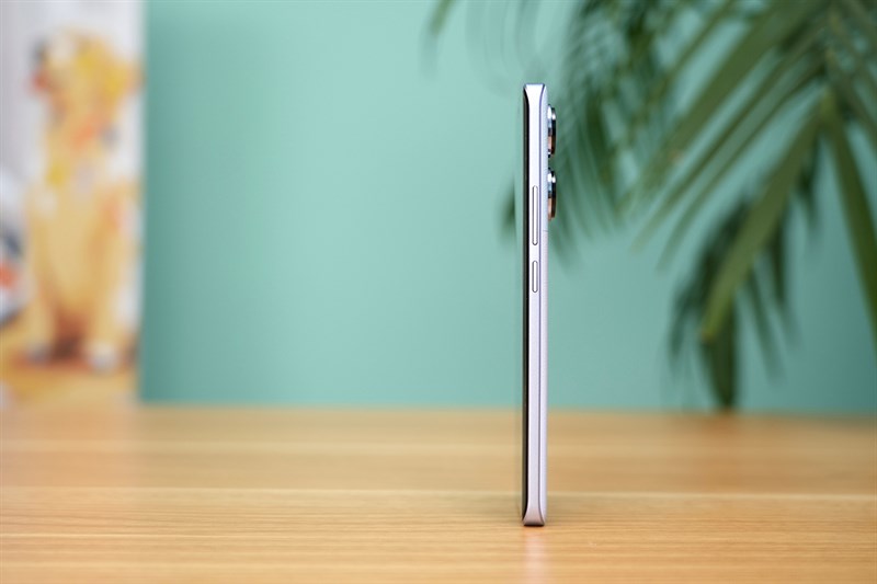 Cạnh phải của Redmi Note 13 Pro+ chứa nút nguồn và cụm phím tăng giảm âm lượng Cạnh phải của Redmi Note 13 Pro+ chứa nút nguồn và cụm phím tăng giảm âm lượng