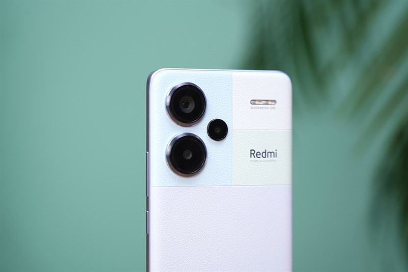 Cụm camera của Redmi Note 13 Pro+ còn được thiết kế dạng lồi lên hẳn khỏi mặt lưng Cụm camera của Redmi Note 13 Pro+ còn được thiết kế dạng lồi lên hẳn khỏi mặt lưng