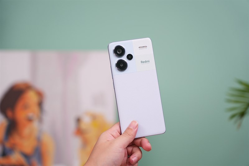 Redmi Note 13 Pro+ được thiết kế vuông nhưng mềm mại, cong hơn so với thế hệ trước Redmi Note 13 Pro+ được thiết kế vuông nhưng mềm mại, cong hơn so với thế hệ trước