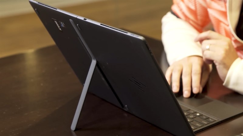 HP Spectre Fold còn có chân kê cực tiện dụng