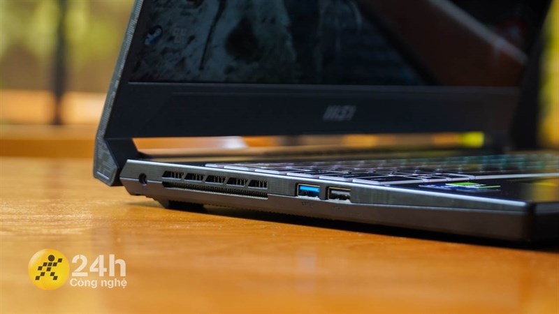 Cạnh trái của MSI Katana 15 B13VEK Cạnh trái của MSI Katana 15 B13VEK
