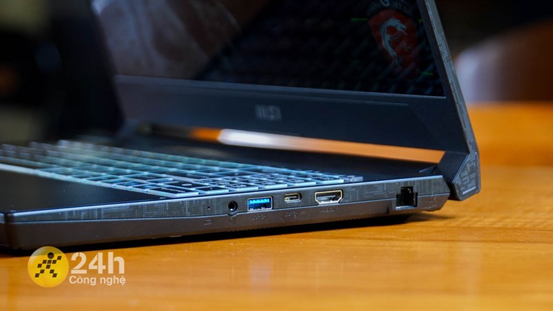 Cạnh phải của MSI Katana 15 B13VEK Cạnh phải của MSI Katana 15 B13VEK