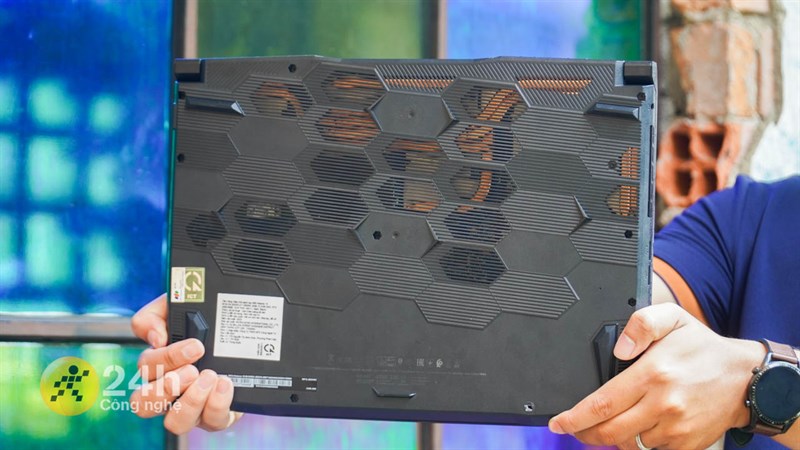 Mặt dưới của MSI Katana 15 B13VEK Mặt dưới của MSI Katana 15 B13VEK