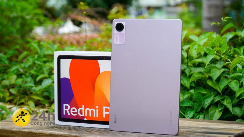 Mặt lưng của Redmi Pad SE tiếp tục sử dụng phong cách thiết kế tối giản với bề mặt được hoàn hoàn thiện nhám.