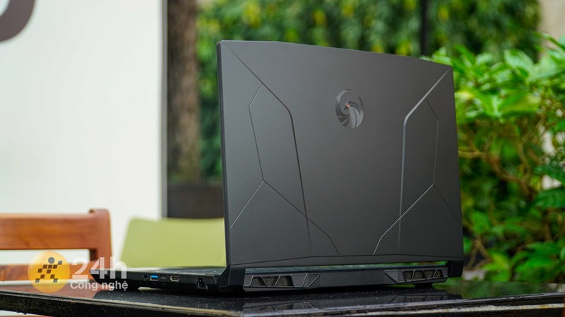 MSI Bravo 15 B7ED mang trên mình phong cách hầm hố đặc trưng của laptop gaming MSI Bravo 15 B7ED mang trên mình phong cách hầm hố đặc trưng của laptop gaming