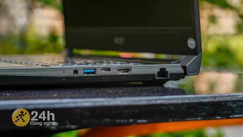 Cạnh phải của MSI Bravo 15 B7ED Cạnh phải của MSI Bravo 15 B7ED