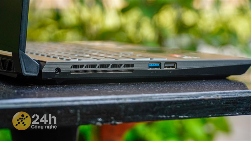Cạnh trái của MSI Bravo 15 B7ED Cạnh trái của MSI Bravo 15 B7ED