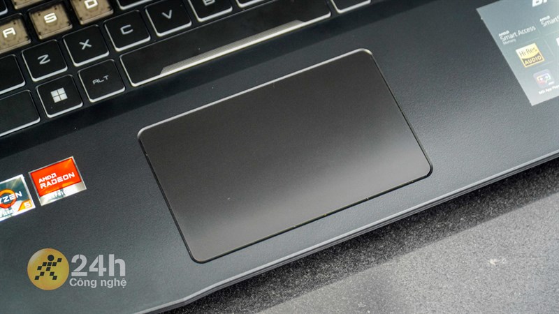 Bàn di chuột của MSI Bravo 15 B7ED có kích thước thương đối lớn Bàn di chuột của MSI Bravo 15 B7ED có kích thước thương đối lớn