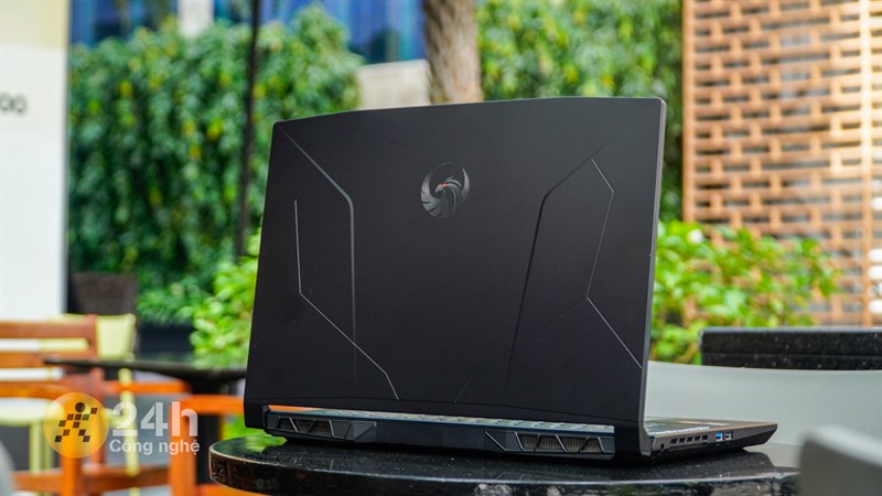 MSI Bravo 15 B7ED nặng chỉ 2.25 kg, tương đối lý tưởng đối với một laptop gaming MSI Bravo 15 B7ED nặng chỉ 2.25 kg, tương đối lý tưởng đối với một laptop gaming