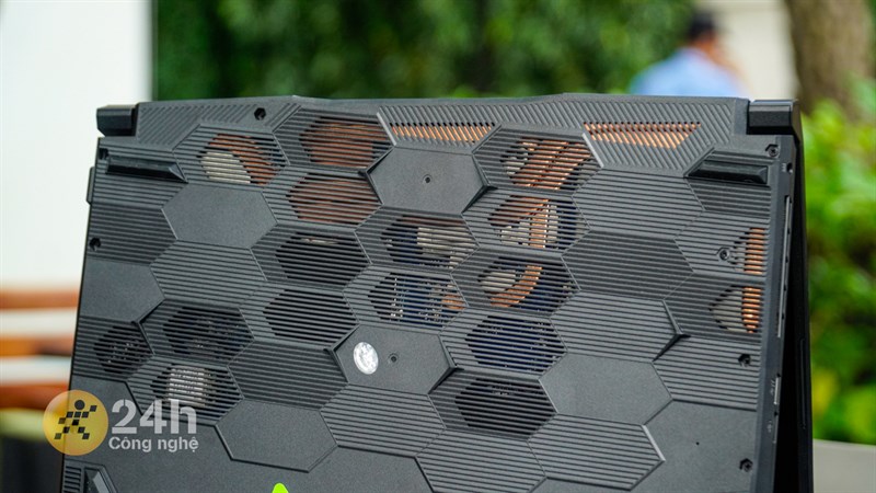 Mặt dưới của MSI Bravo 15 B7ED có nhiều lỗ thoát khi giúp tản nhiệt hiệu quả Mặt dưới của MSI Bravo 15 B7ED có nhiều lỗ thoát khi giúp tản nhiệt hiệu quả