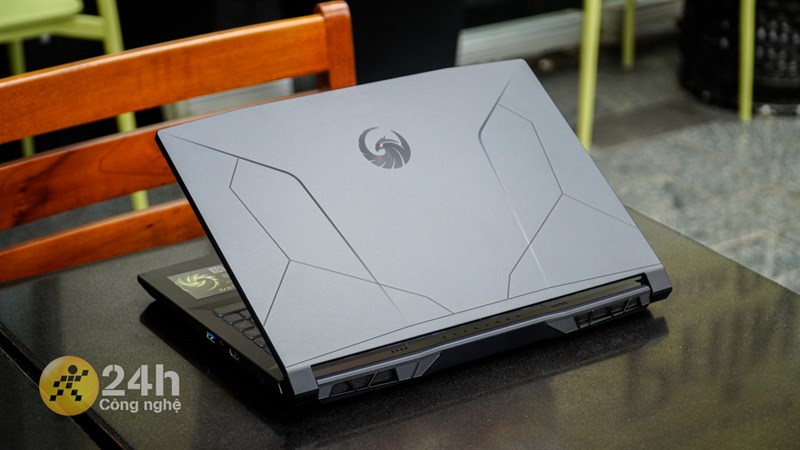 Mặt lưng của MSI Bravo 15 B7ED nổi bật với các đường cắt đối xứng Mặt lưng của MSI Bravo 15 B7ED nổi bật với các đường cắt đối xứng