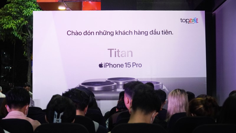 Toàn cảnh sự kiện giao hàng và mở bán sớm iPhone 15 Series