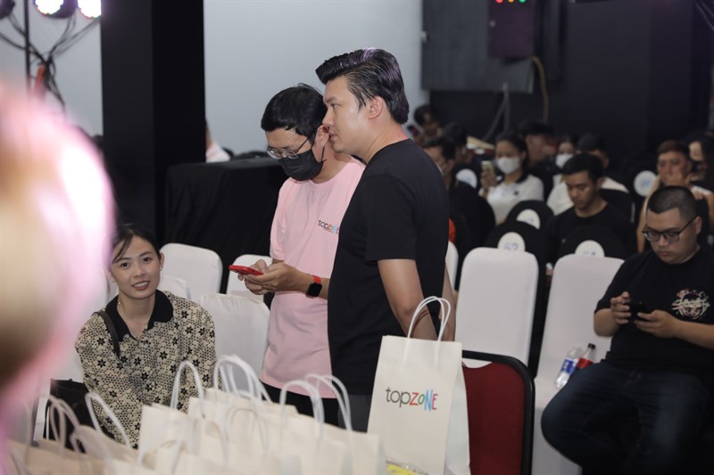 Toàn cảnh sự kiện giao hàng và mở bán sớm iPhone 15 Series