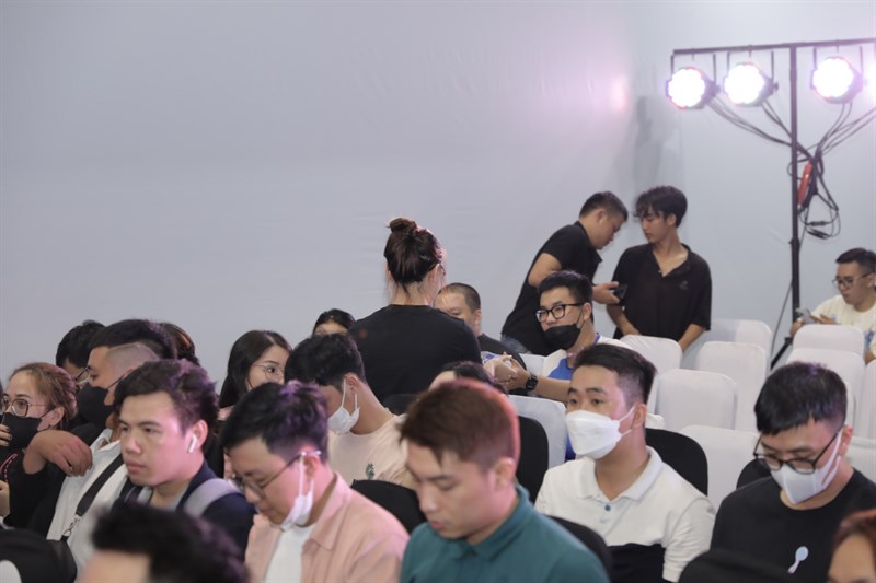 Toàn cảnh sự kiện giao hàng và mở bán sớm iPhone 15 Series