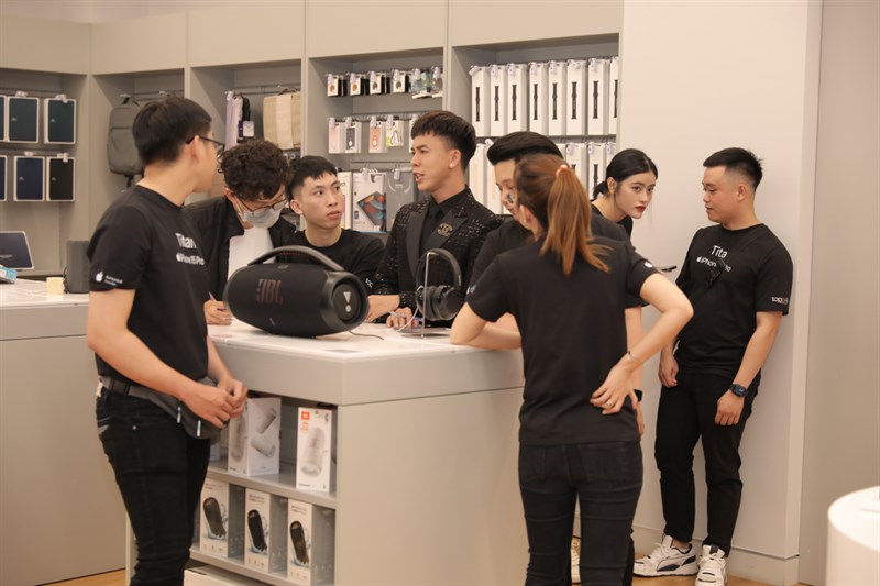 Toàn cảnh sự kiện giao hàng và mở bán sớm iPhone 15 Series