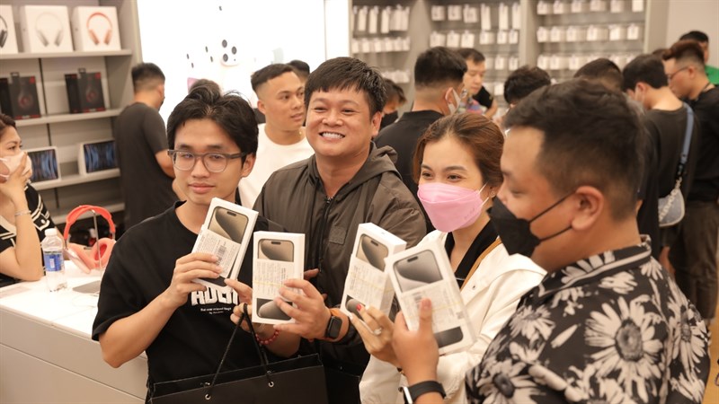 Toàn cảnh sự kiện giao hàng và mở bán sớm iPhone 15 Series ĐỈNH NHẤT tại Việt Nam