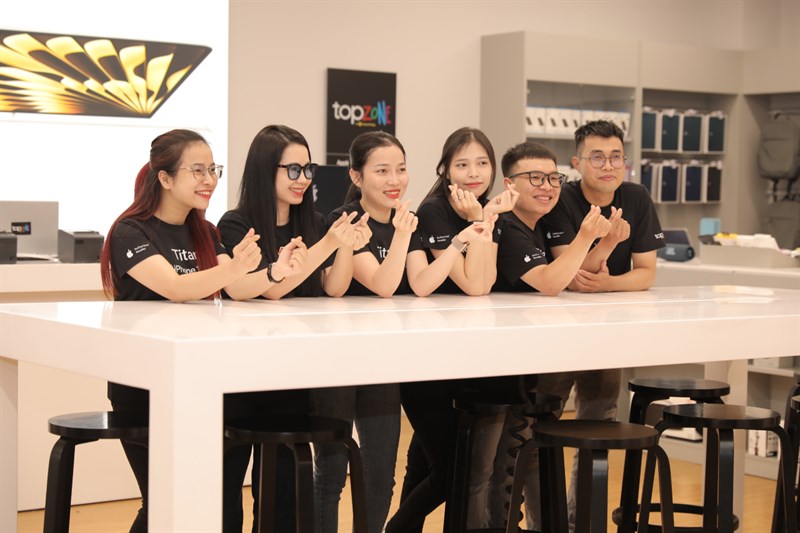 Toàn cảnh sự kiện giao hàng và mở bán sớm iPhone 15 Series
