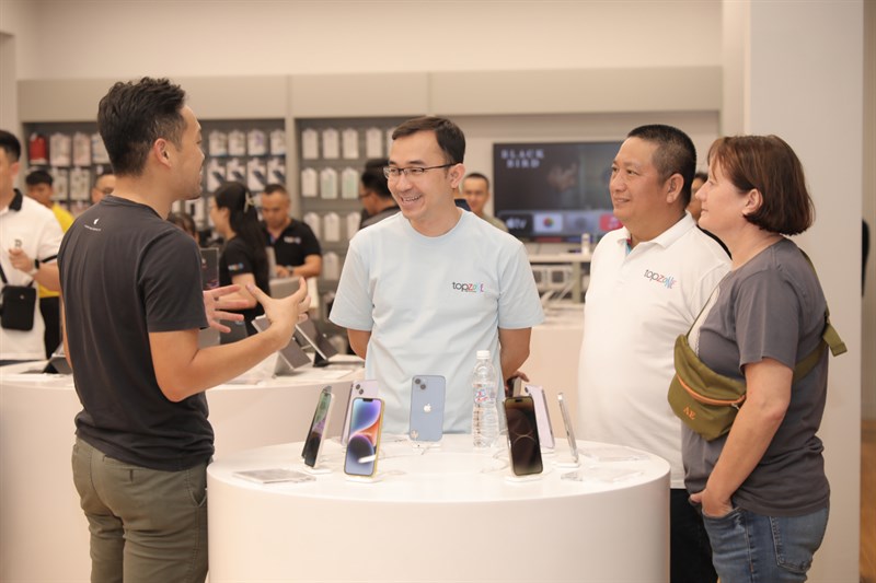 Toàn cảnh sự kiện giao hàng và mở bán sớm iPhone 15 Series