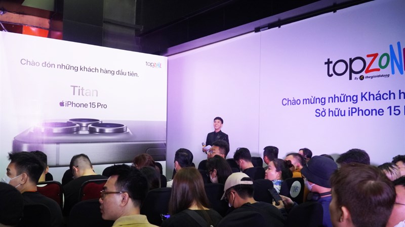 Toàn cảnh sự kiện giao hàng và mở bán sớm iPhone 15 Series