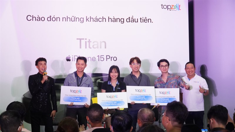 Toàn cảnh sự kiện giao hàng và mở bán sớm iPhone 15 Series