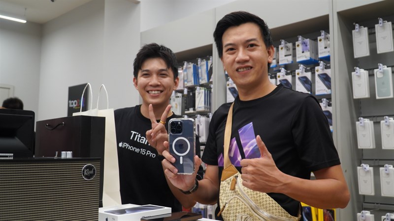 Toàn cảnh sự kiện giao hàng và mở bán sớm iPhone 15 Series