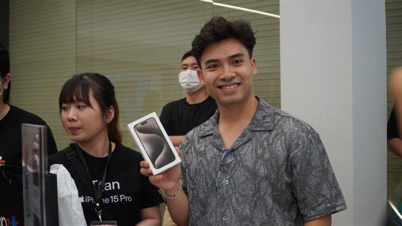 Toàn cảnh sự kiện giao hàng và mở bán sớm iPhone 15 Series