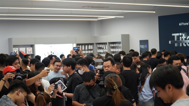 Toàn cảnh sự kiện giao hàng và mở bán sớm iPhone 15 Series