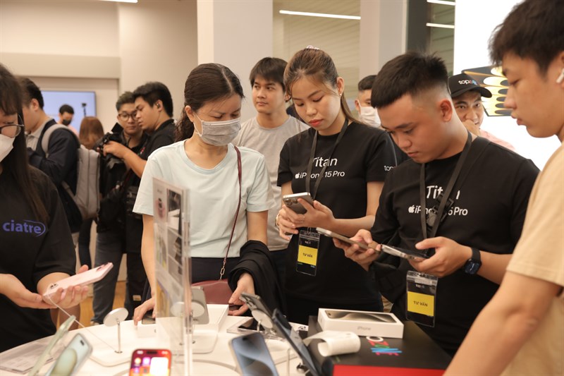 Toàn cảnh sự kiện giao hàng và mở bán sớm iPhone 15 Series