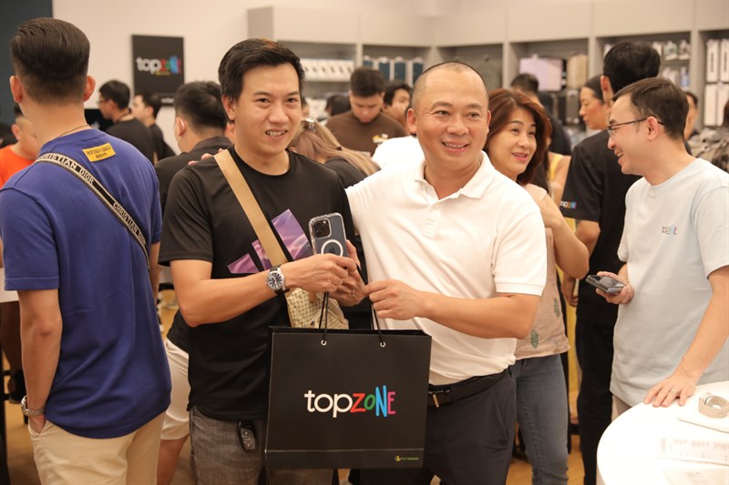 Toàn cảnh sự kiện giao hàng và mở bán sớm iPhone 15 Series