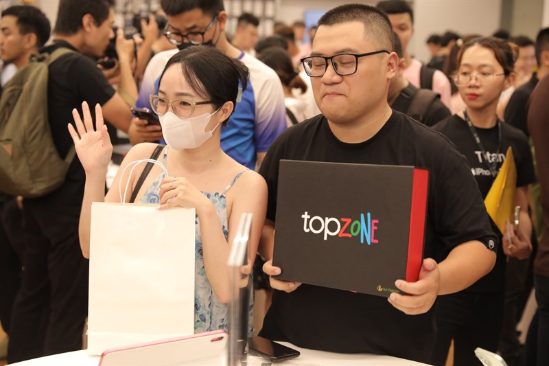 Toàn cảnh sự kiện giao hàng và mở bán sớm iPhone 15 Series