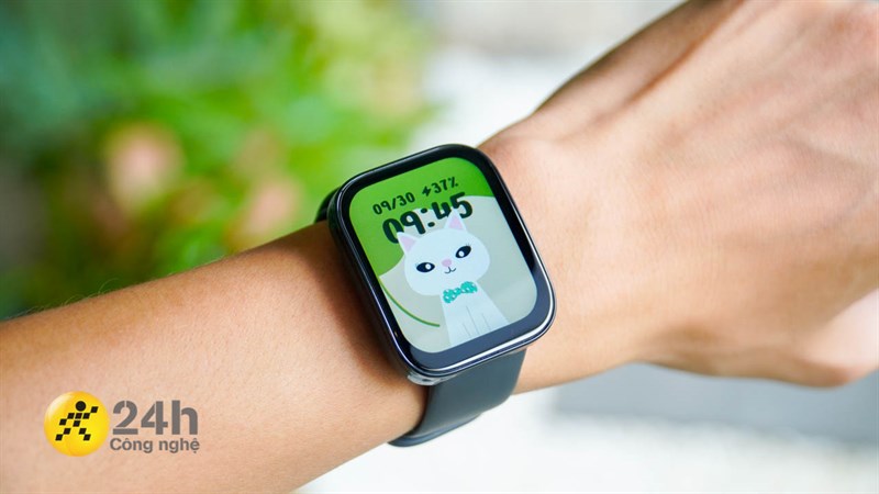 Amazfit Bip 5 được thiết kế theo dạng mặt đồng hồ vuông thân thuộc