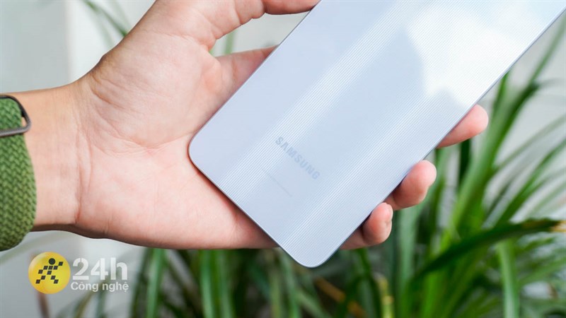 Galaxy A05 có mặt sau được làm từ nhựa và hoàn thiện dạng bóng.