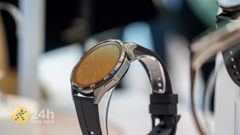 Cạnh phải của Huawei Watch GT 4 chứa 1 núm xoay và nút bấm vật lý Cạnh phải của Huawei Watch GT 4 chứa 1 núm xoay và nút bấm vật lý