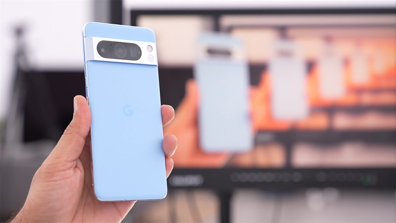 Nhờ được làm thiết kế bo cong mà cảm giác cầm nắm Google Pixel 8 Series trên tay rất thoải mái