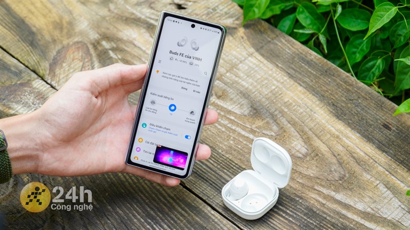 Các bạn chỉ cần pop-up hộp sạc là kết nối được Galaxy Buds FE với điện thoại