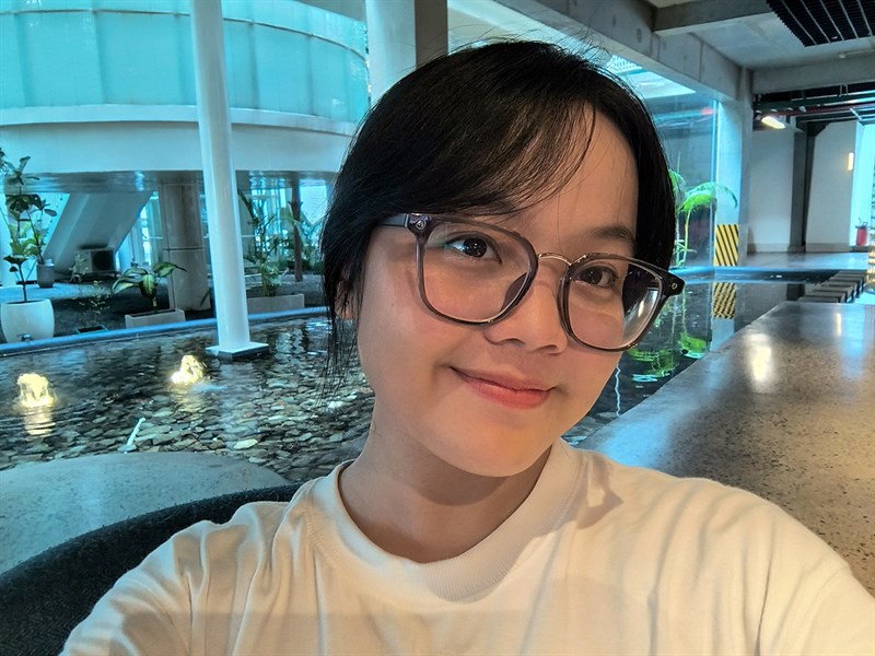 Ảnh chụp selfie trong điều kiện thiếu sáng với chế độ mặc định Ảnh chụp selfie trong điều kiện thiếu sáng với chế độ mặc định