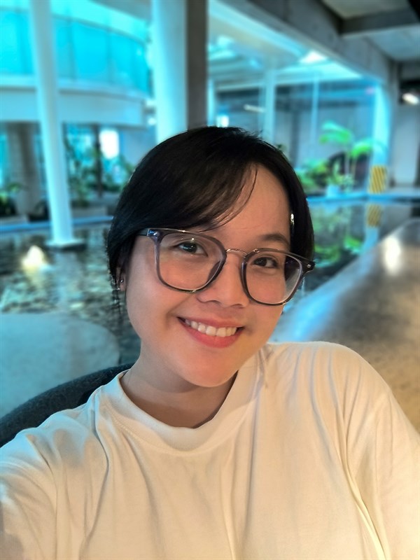 Ảnh chụp selfie trong điều kiện thiếu sáng khi bật thêm xóa phông Ảnh chụp selfie trong điều kiện thiếu sáng khi bật thêm xóa phông