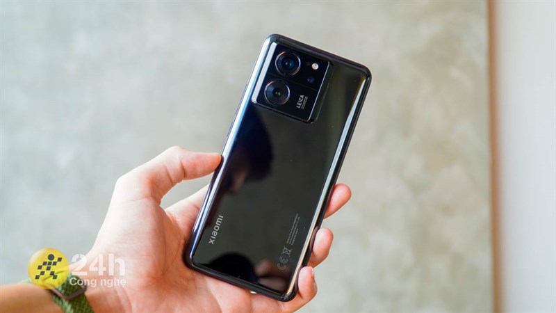 Thiết kế Xiaomi 13T cho mình cảm giác cầm rất thoải mái Thiết kế Xiaomi 13T cho mình cảm giác cầm rất thoải mái