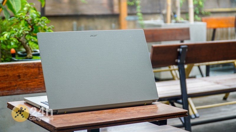 Mặc dù được làm từ nhựa nhưng Acer Aspire Vero AV15 51 vẫn gây ấn tượng với mình nhờ vào cách hoàn thiện bề mặt, màu sắc và chất lượng tổng thể. Mặc dù được làm từ nhựa nhưng Acer Aspire Vero AV15 51 vẫn gây ấn tượng với mình nhờ vào cách hoàn thiện bề mặt, màu sắc và chất lượng tổng thể.