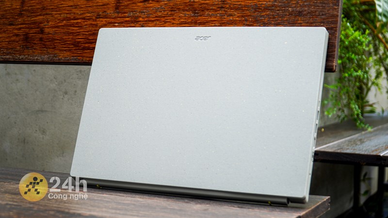 Mặt trước của Acer Aspire Vero AV15 51 sử dụng phong cách thiết kế tối giản. Mặt trước của Acer Aspire Vero AV15 51 sử dụng phong cách thiết kế tối giản.