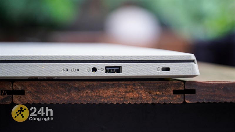 Cạnh phải của Acer Aspire Vero AV15 51. Cạnh phải của Acer Aspire Vero AV15 51.