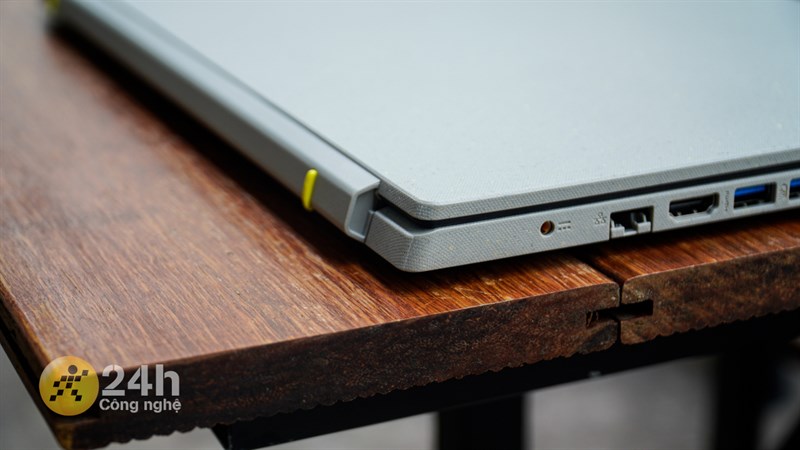 Bản lề được thiết kế dạng nâng phím, được Acer gọi là 'Elevated Design' Bản lề được thiết kế dạng nâng phím, được Acer gọi là 'Elevated Design'