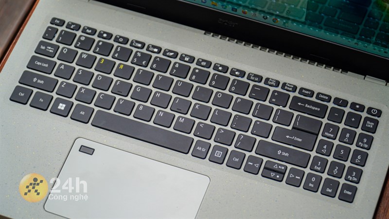 Acer Aspire Vero AV15 51 được trang bị hệ thống bàn phím full size có cả cụm phím số. Acer Aspire Vero AV15 51 được trang bị hệ thống bàn phím full size có cả cụm phím số.