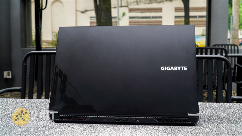 GIGABYTE G5 MF-E2VN333SH sở hữu thiết kế đơn giản nhưng vẫn thể hiện được chất gaming