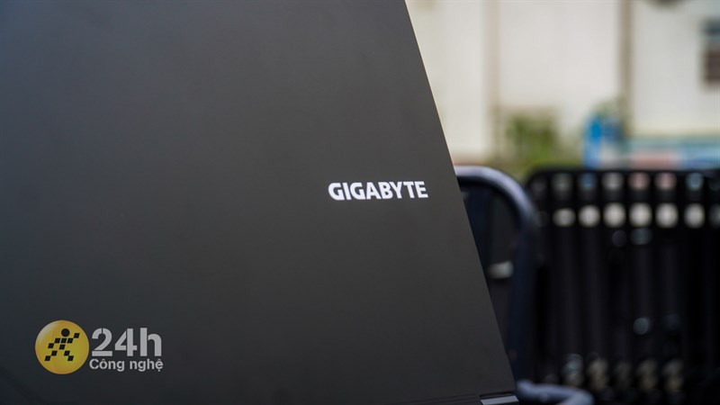 GIGABYTE G5 MF-E2VN333SH được làm từ nhựa chắc chắn nhưng dễ bám mồ hôi, dấu vân tay