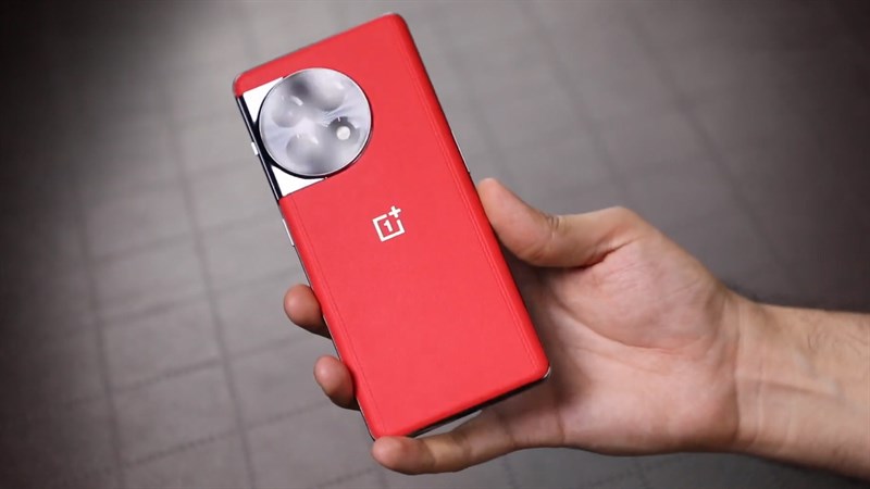 OnePlus 11R Solar Red có ngoại hình tương đối gọn nhẹ